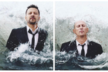 Hombres con traje de chaqueta negro y corbata negra saliendo del agua. Poppyns Magazine