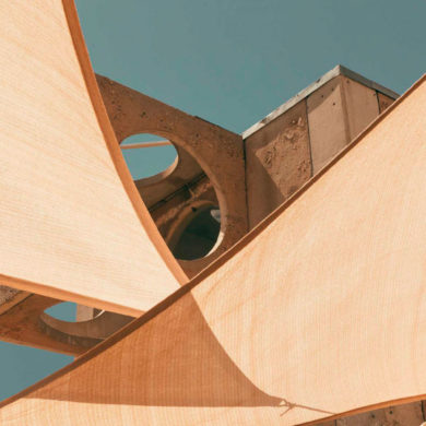 Edificio arquitectónico a base de geometrias. Poppyns Magazine