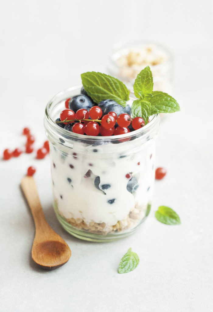 yogur saludable para cuidar la salud física y mental en Poppyns Magazine