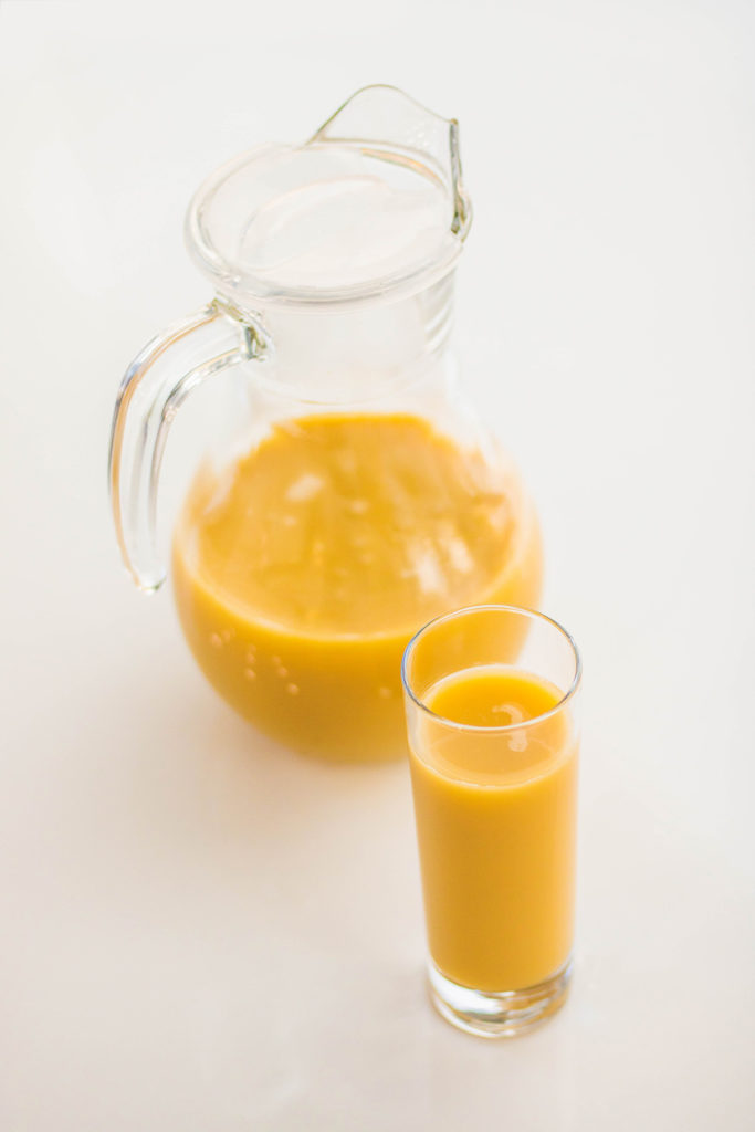 zumo de naranja en vaso y jarra en Poppyns Magazine