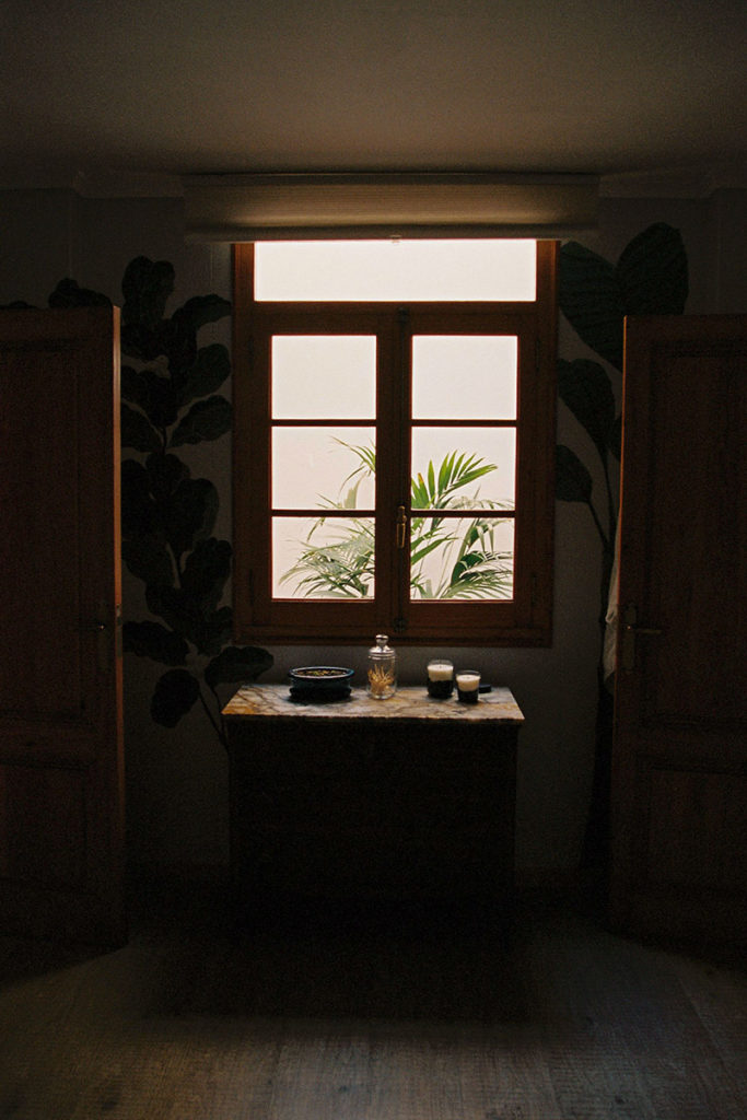 ventana del baño pintado en Poppyns Magazine