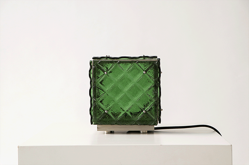Obra de Cristina Omarrementería lámpara de cristal verde en Poppyns Magazine
