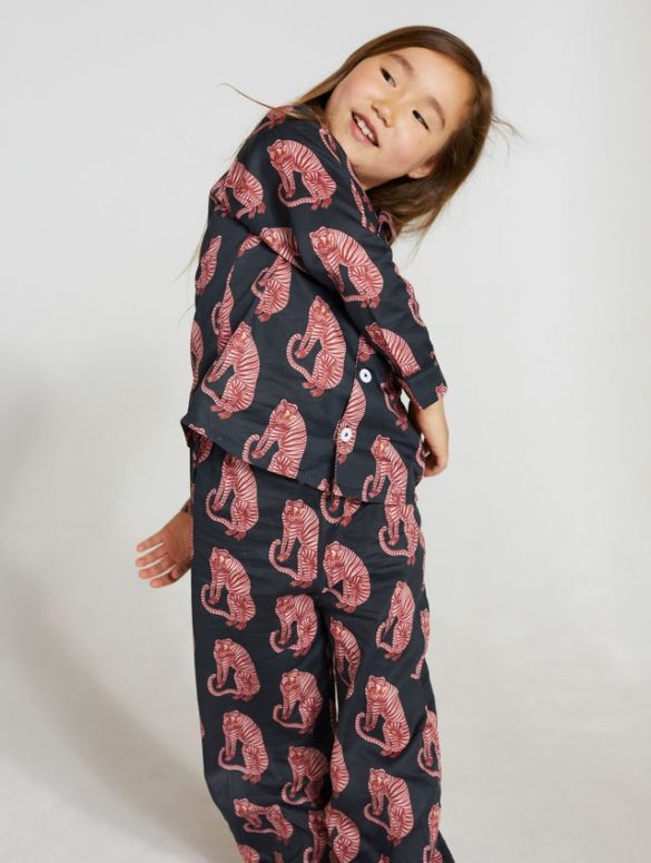 Niña con pijama estampado animal