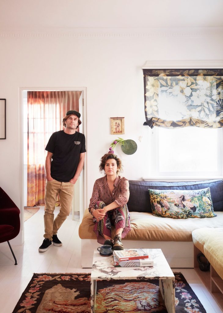Yasmine y su marido en salón minimalista y multiétnico en Sidney.