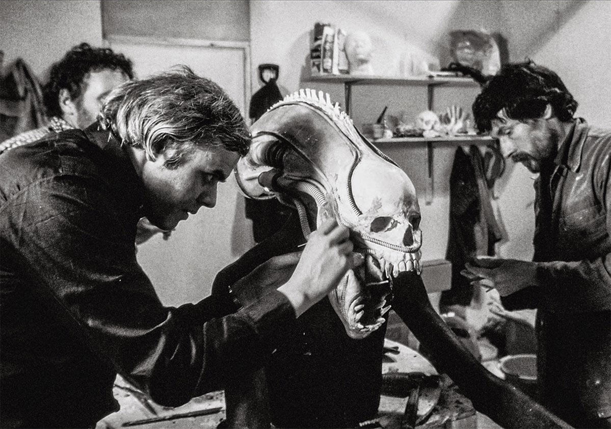 H.R. Giger modelando figura no humana para película Alien