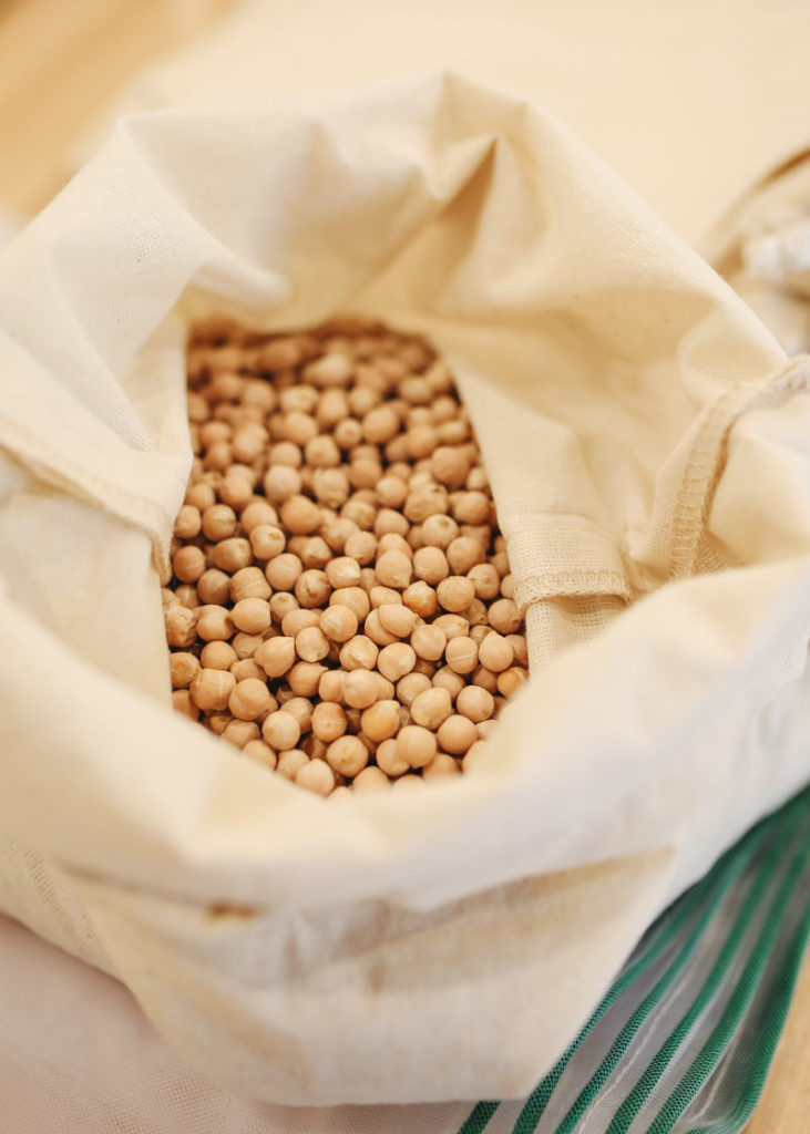 granos de soja en bolsa de tela