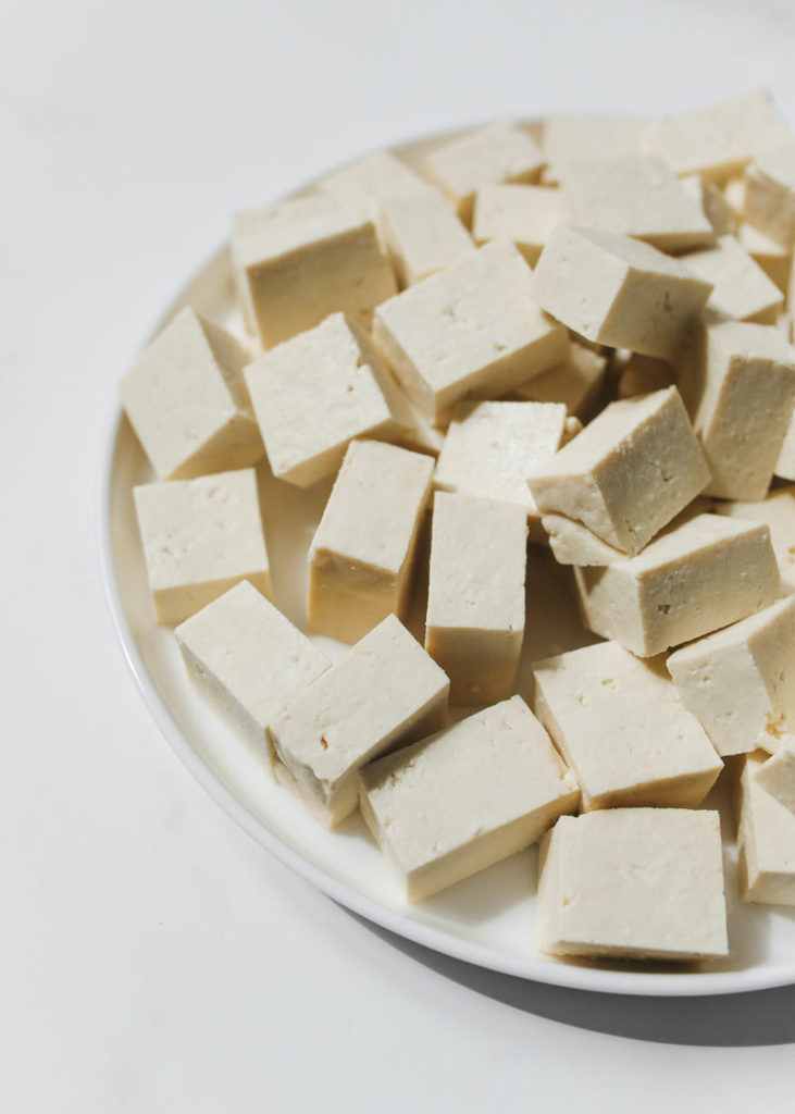 dados de soja en forma de tofu servidos en un cuenco