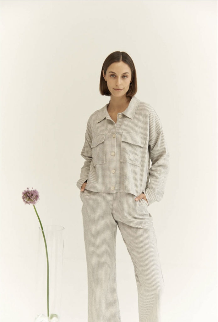 mujer con dos piezas traje pijama